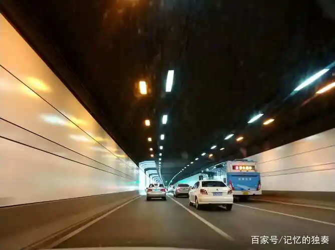 玄武湖隧道   玄武湖隧道位于江苏省南京市玄武区,西起模范马路,东至