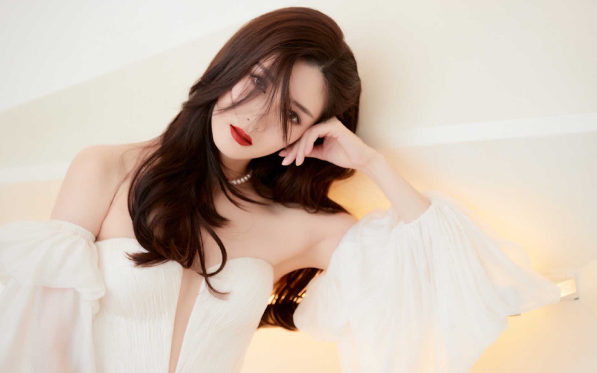 江疏影开叉白裙性感写真桌面壁纸