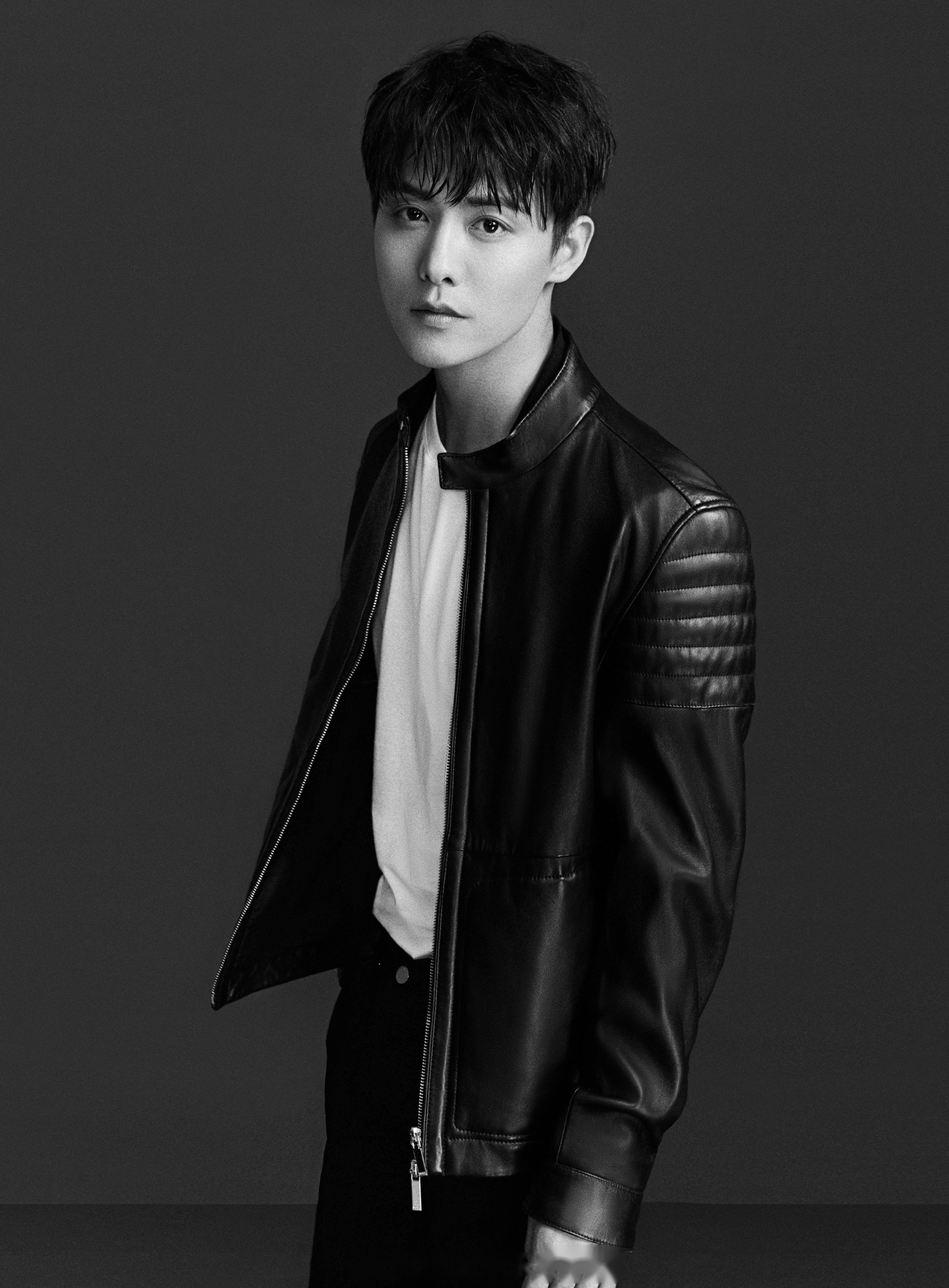 嗨翻贺岁档#湿发,皮衣,目光坚定,一改往日温暖阳