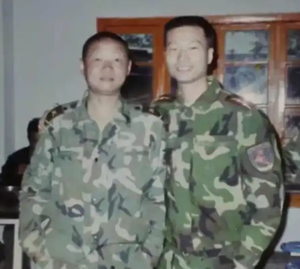 赵亮,身披军装,怀揣通知书,满怀喜悦地走进照相馆,想要捕捉这一刻的