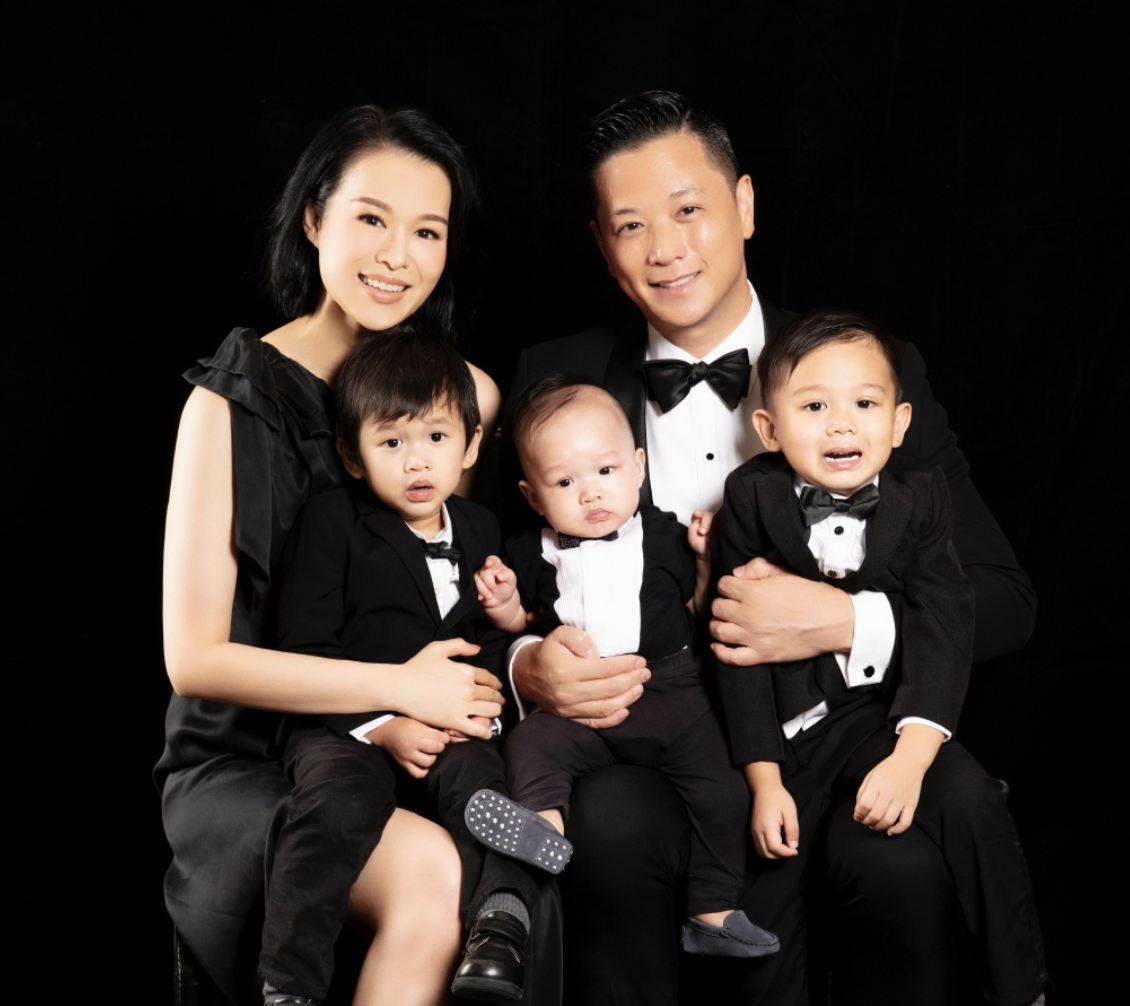 胡杏儿丈夫周末带儿子外出就餐兄弟俩吃出表情包一脸满足