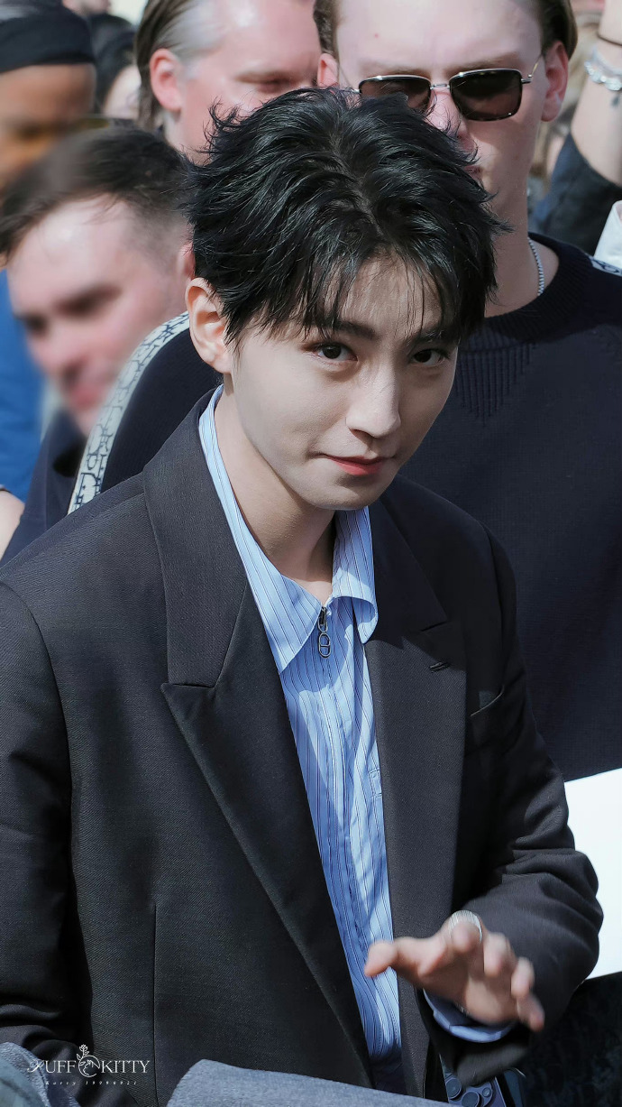 中韩男星时装周状态##王俊凯cl巴黎时装周