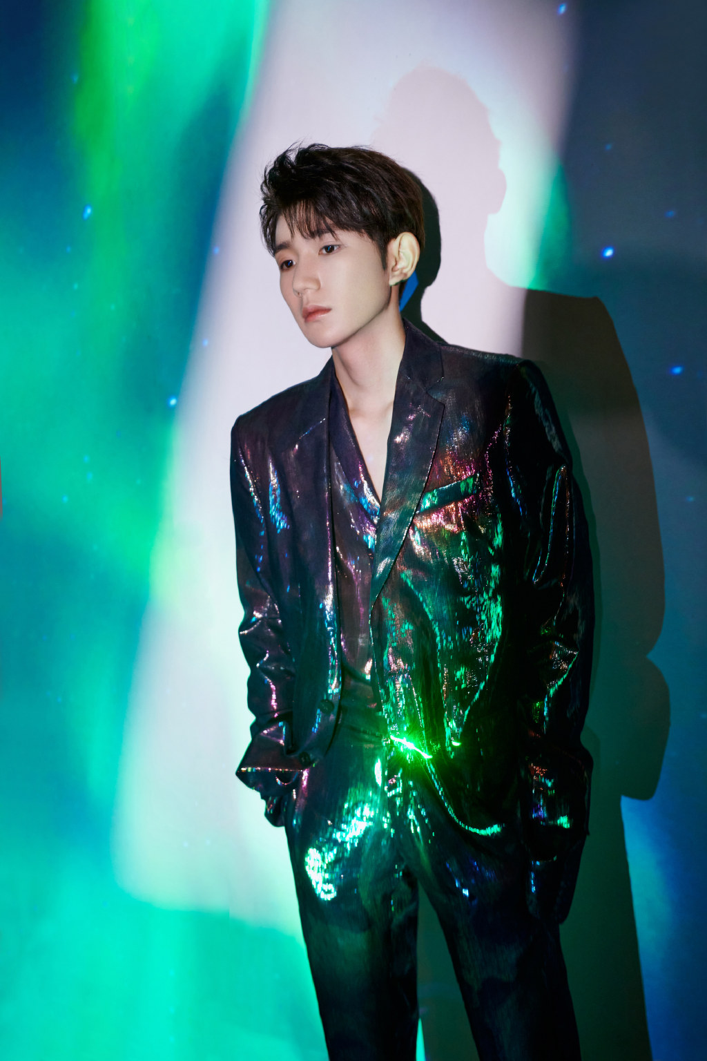 王源镭射外套帅气写真图片