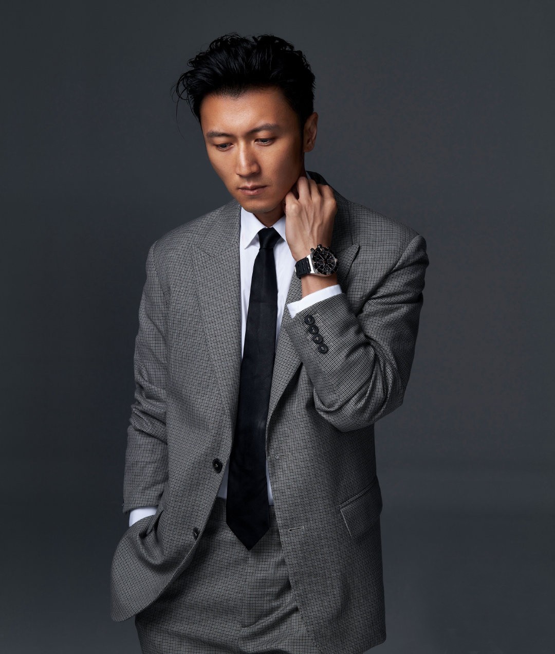 40岁谢霆锋帅气不减当年,西装背头魅力十足,"生图"状态太好了