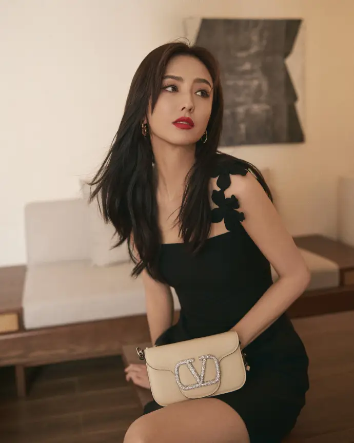 原创佟丽娅最新写真曝光各种内衣式穿搭展露好身材大方秀香肩美腿