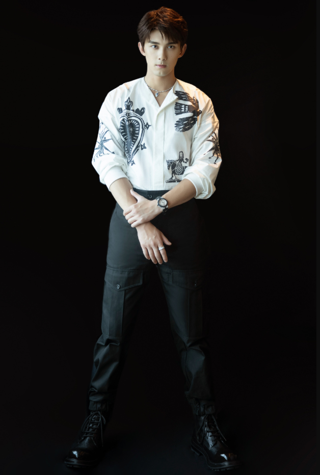 吴磊的少年感太绝,蓝白套装干净清爽,狼尾发型完美拿捏时尚气质