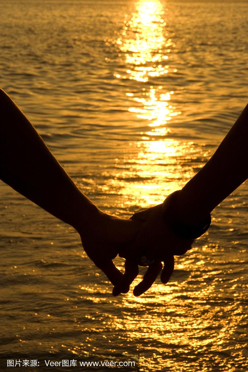 牵手的情侣剪影和夕阳