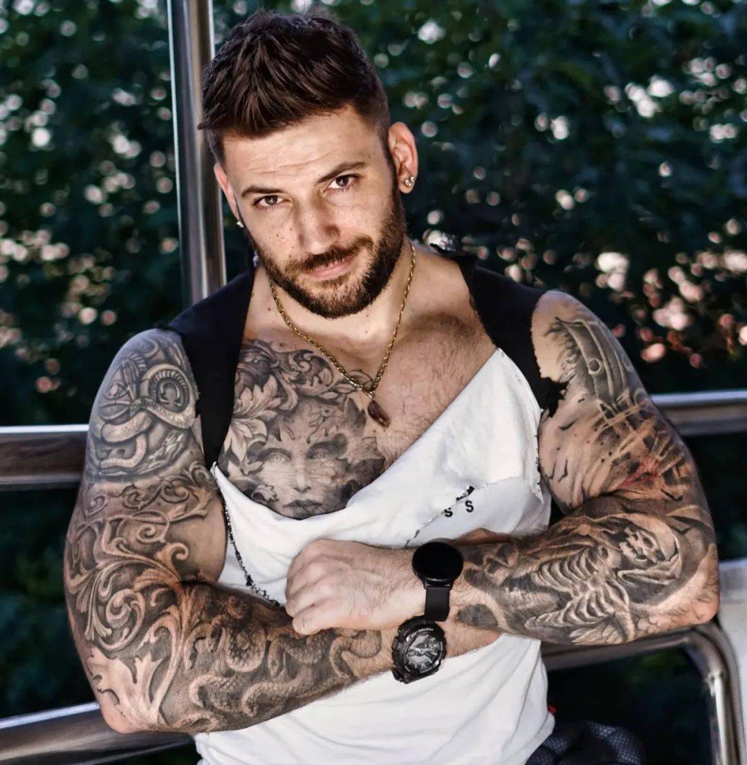 《哈利·波特》男星现在是肌肉男,腹肌胸肌超级诱人!