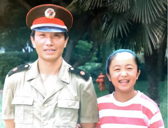 杜源发现妻子的车开了很久,轮胎的花纹都磨没了,意识到很危险,刚好