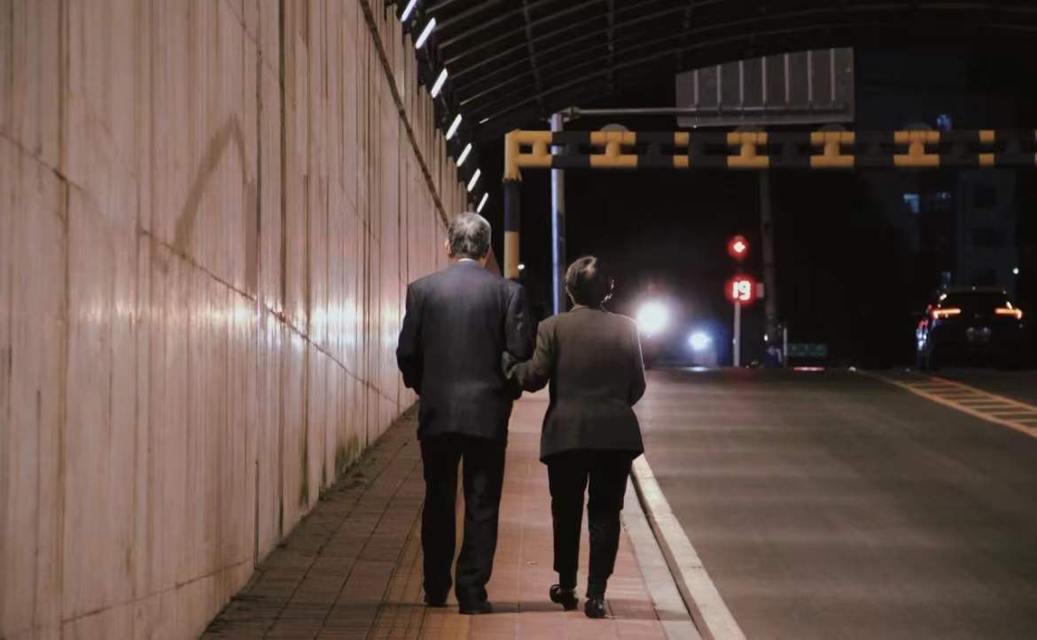 老年夫妻背影图片00