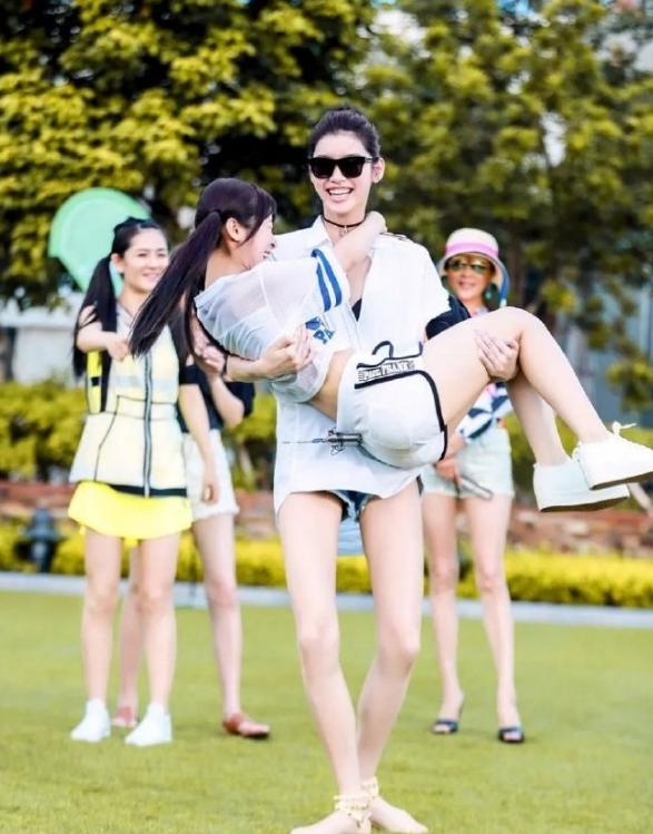 女明星的公主抱,肖战孟美岐血色浪漫,李兰迪靠双人抬梯子!