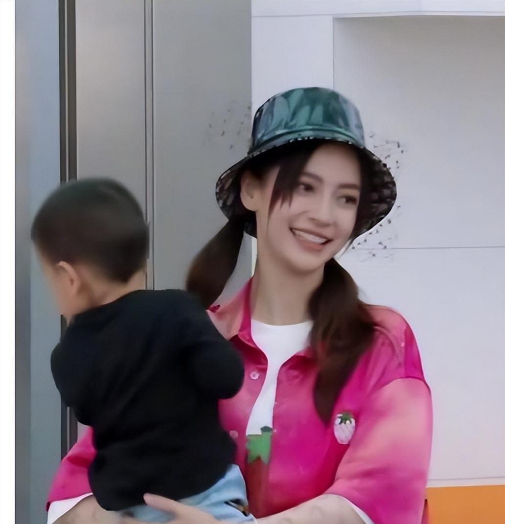 素颜杨颖凌晨带儿子匆忙赶往急诊,黯然脏兮兮的白鞋引围观_黄晓明