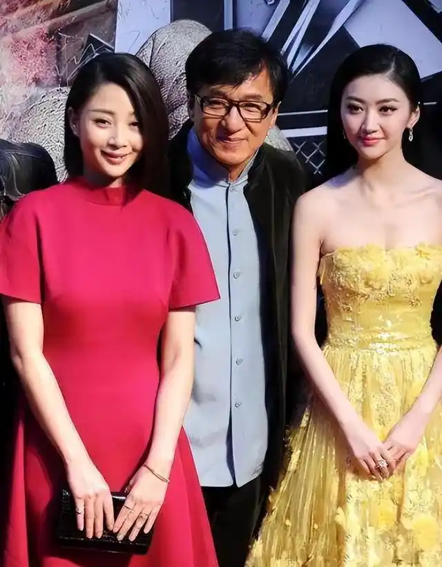 景甜的美丽更加突出,相对而言,杨紫的颜值显得有些平凡.