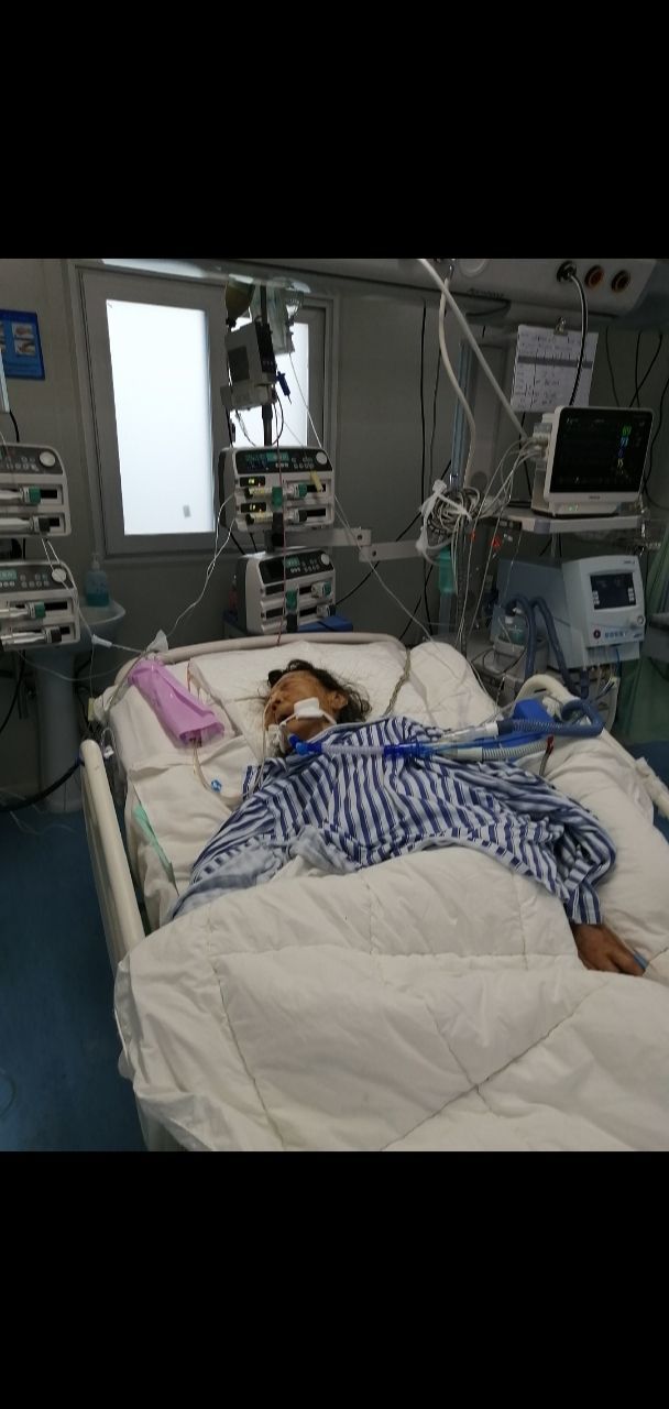 这是唐山市南湖医院的重症监护室把我妈81的人插管嗓子插灿了,吃不进