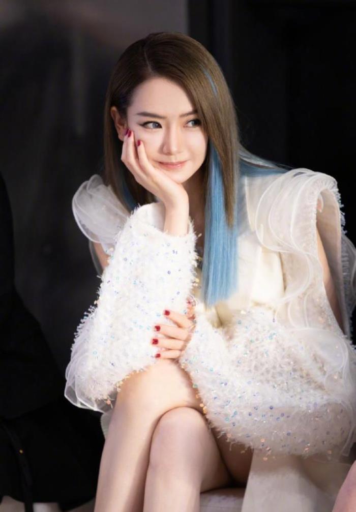 戚薇图片短发茶色短发搭配黑白裙装