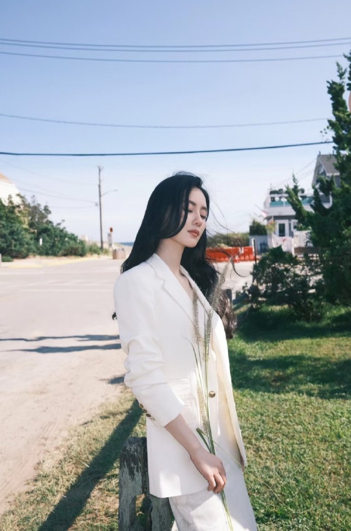 刘诗诗穿白西装裙子的海边美图