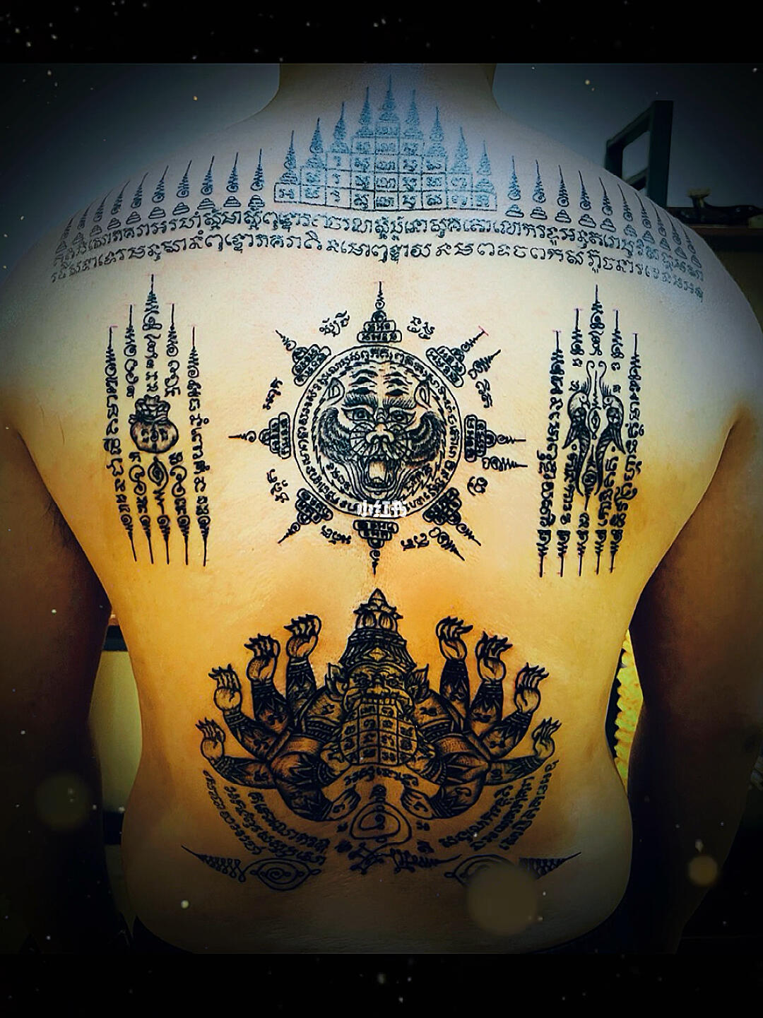一组泰国刺青设计的满背就差图腾金纹