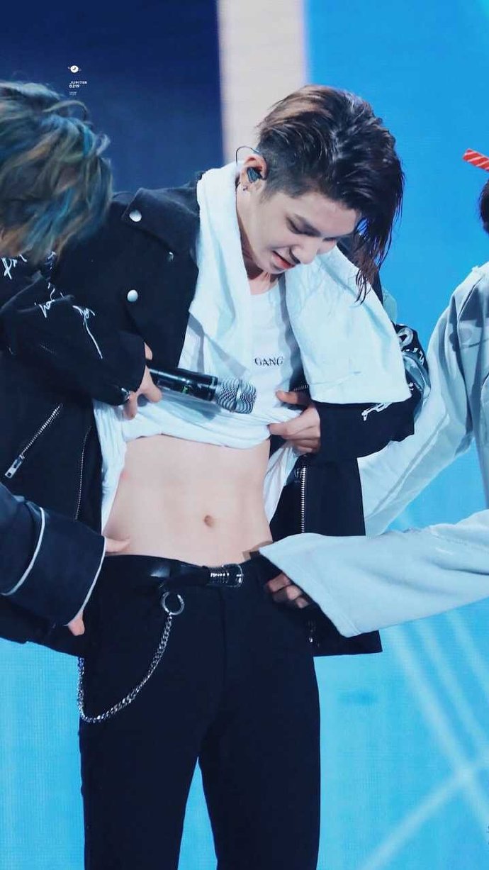 justin黄明昊腹肌合集