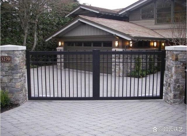 突显小区高端铁艺大门这么选