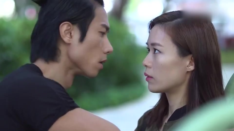 男子尾行漂亮女孩强行搂抱湿吻 强行拖入店中_百度视频搜索