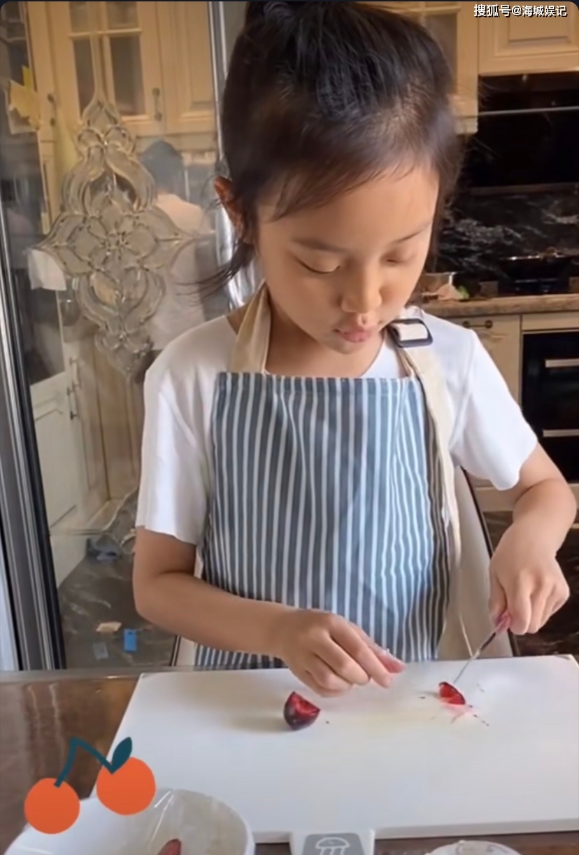 甜馨长开了?8岁的贾云馨越来越漂亮