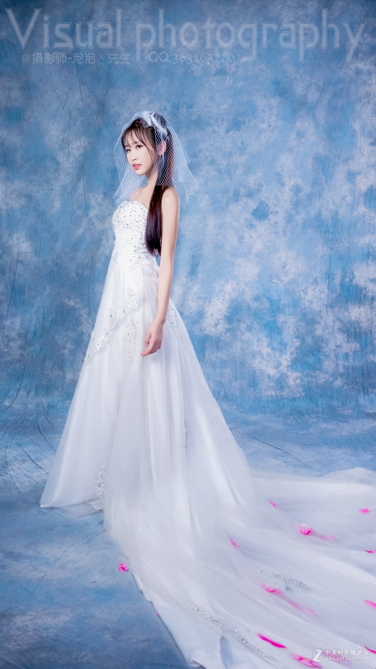 穿婚纱的女孩棚拍婚纱写真