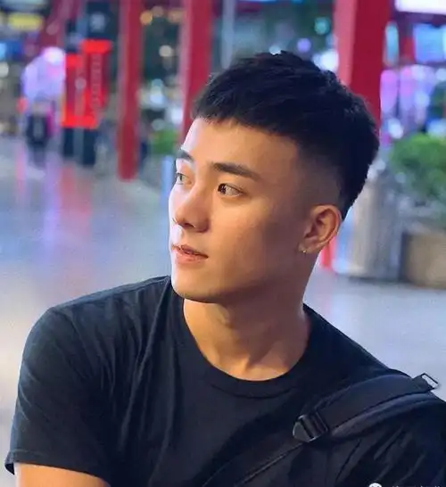 毛寸短发火焰头顾名思义就是把发顶的头发设计成类似火焰的样子,看