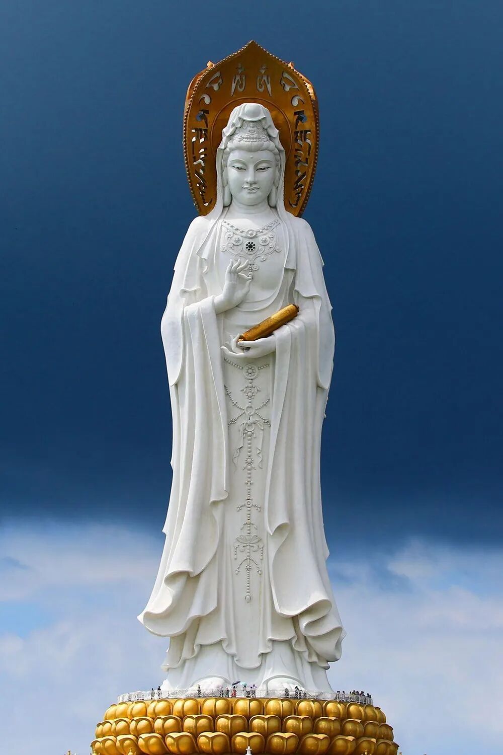 观世音菩萨,感念报答阿弥陀佛在累劫中摄受自己的恩德--寅午文化