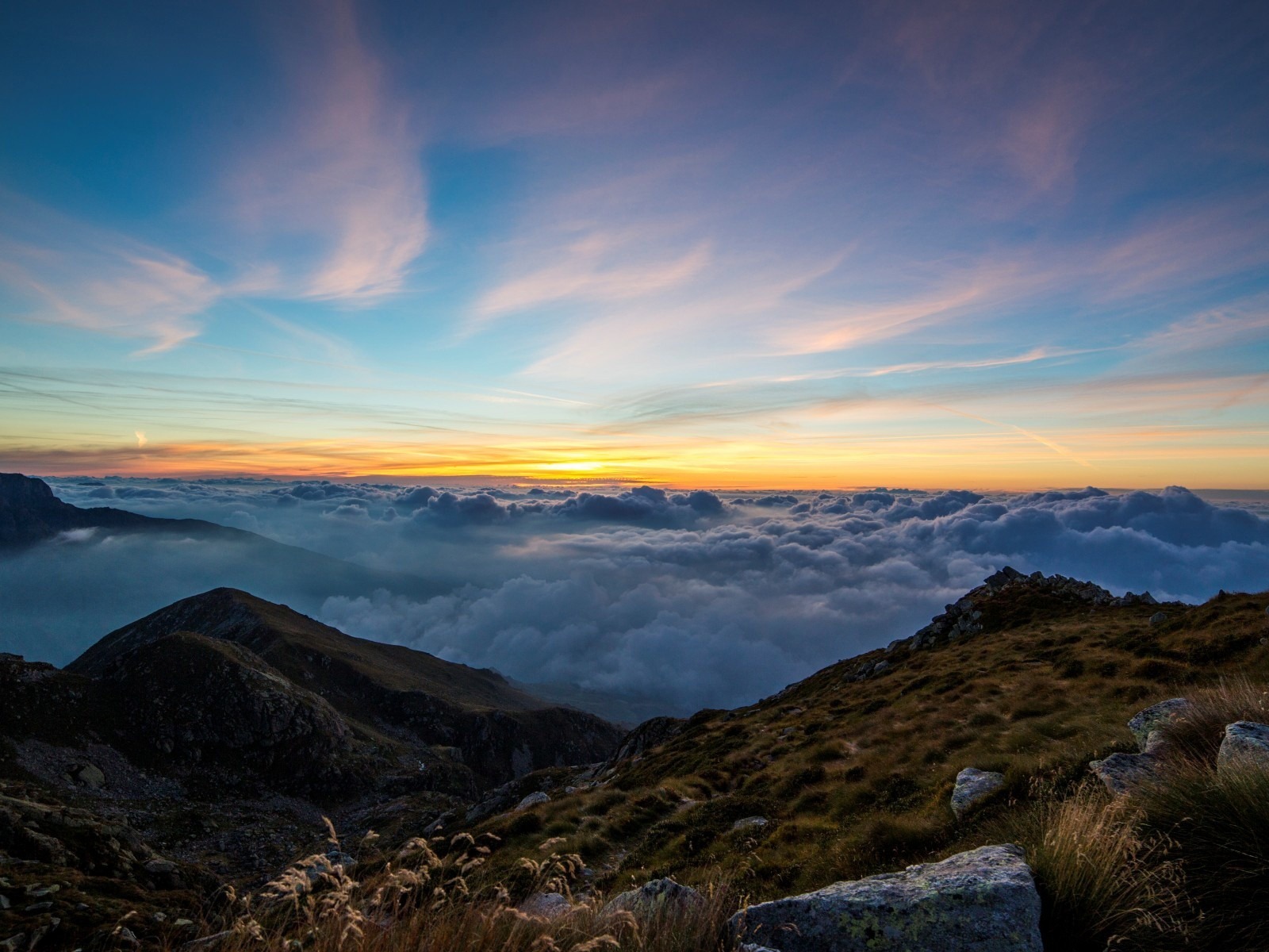 描述: 黎明多云平静的湖面在夕阳-自然风光高清壁纸 当前壁纸尺寸