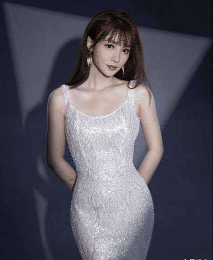 40岁柳岩成功瘦身,身上没有一丝赘肉,杨柳细腰让人羡慕_锻炼_身材