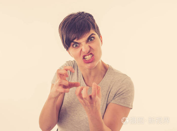 看着疯狂的喊叫和愤怒的手势. 孤立在白色背景上. 面部表情和情绪.