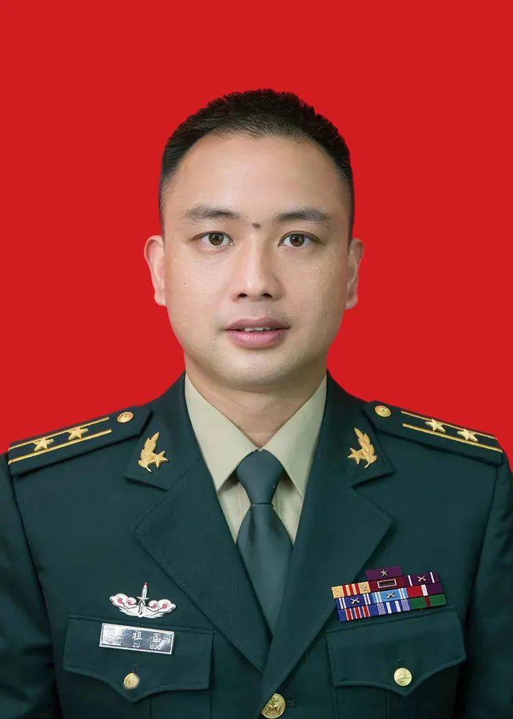 1984年12月出生,2003年9月入伍,现任火箭军某部中校军官