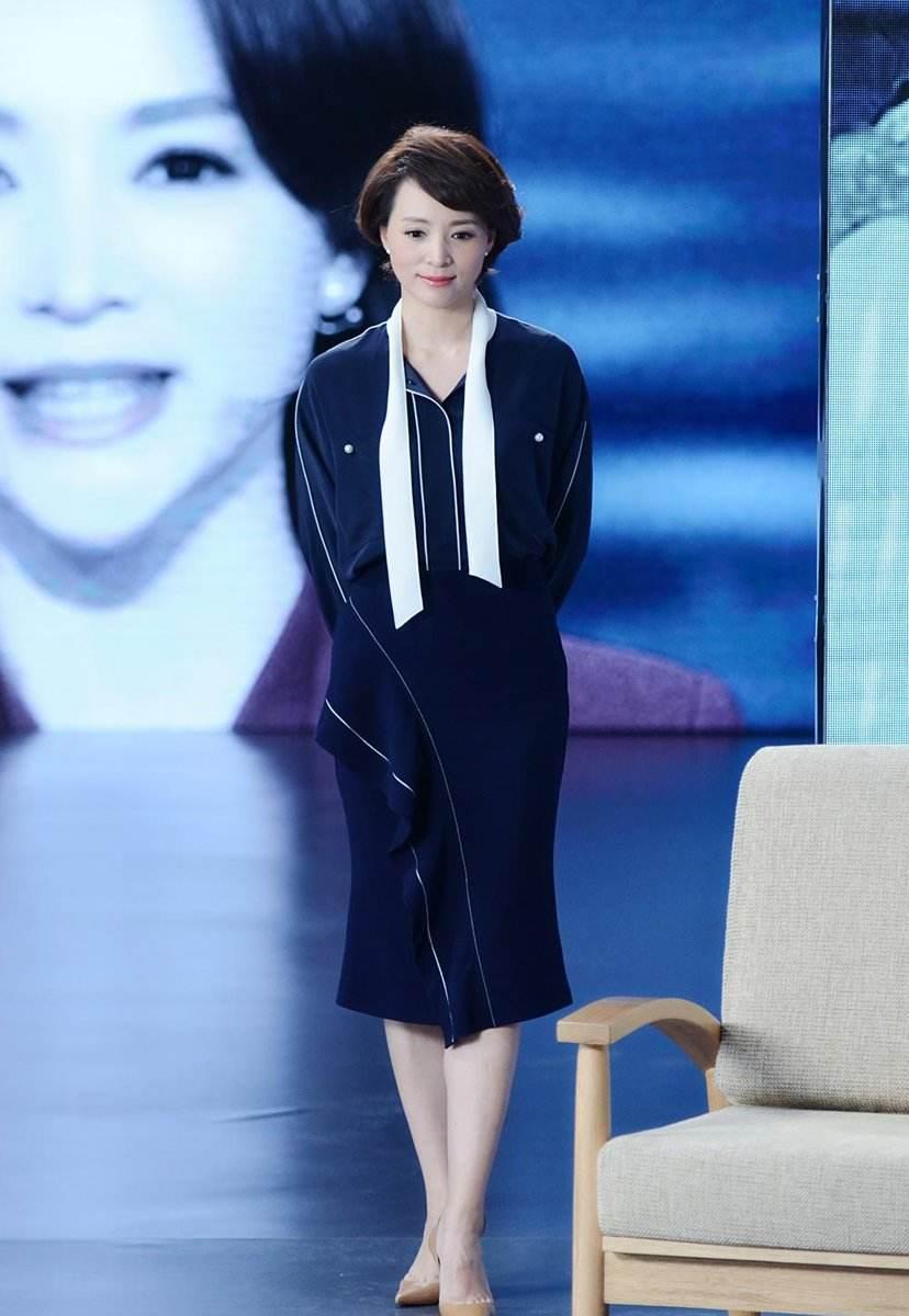 董卿回村赴宴,她比那些普通的面无表情的村妇美到天上,臀对臀太不合适