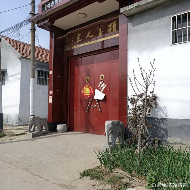 农村大门口,放风水吉祥物的习俗