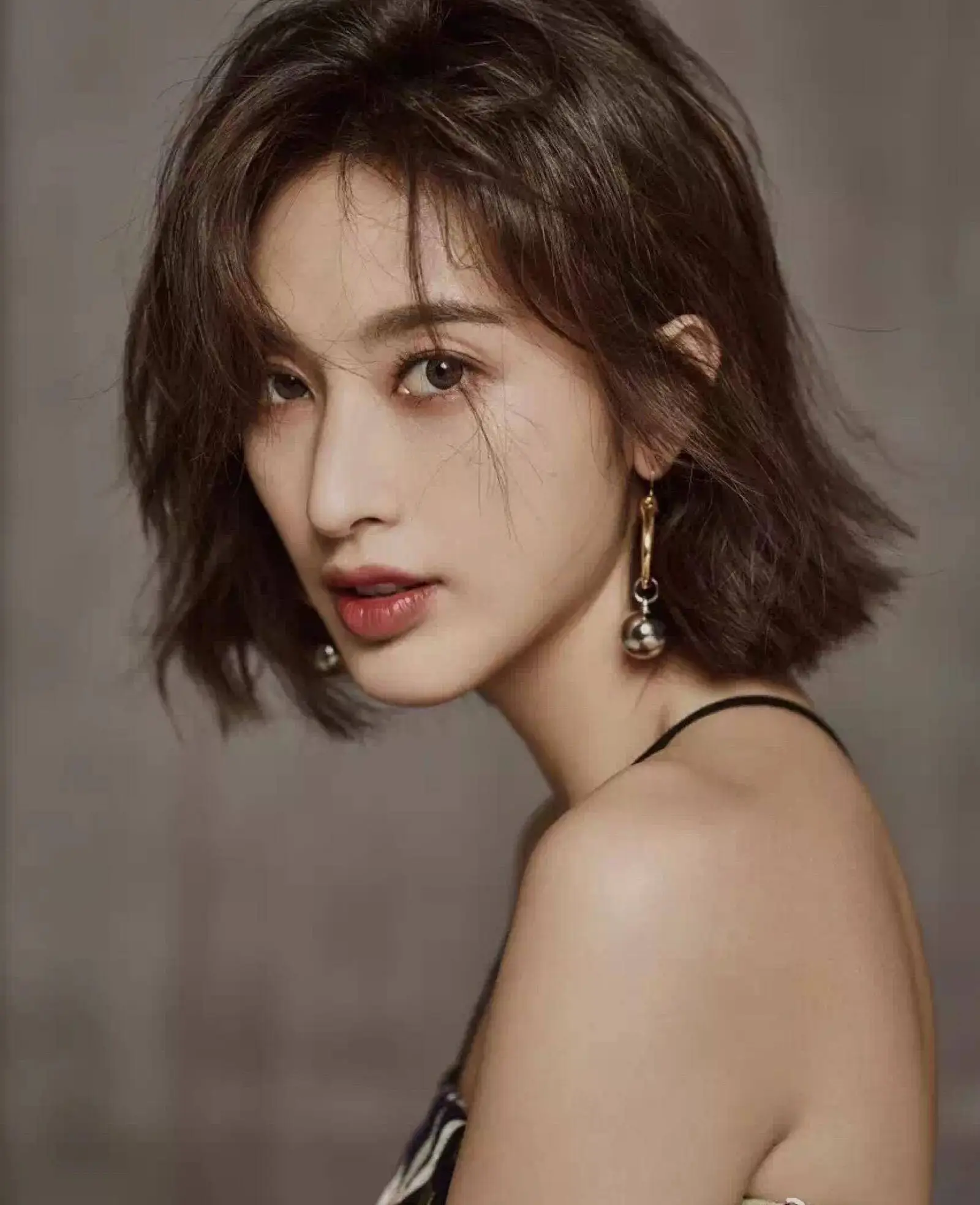 除了出色的演技,张俪的美丽外貌也是无可挑剔的.