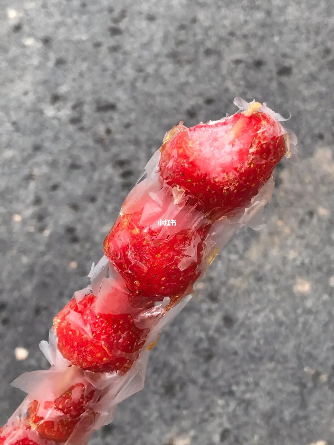 2元一串的冰糖草莓