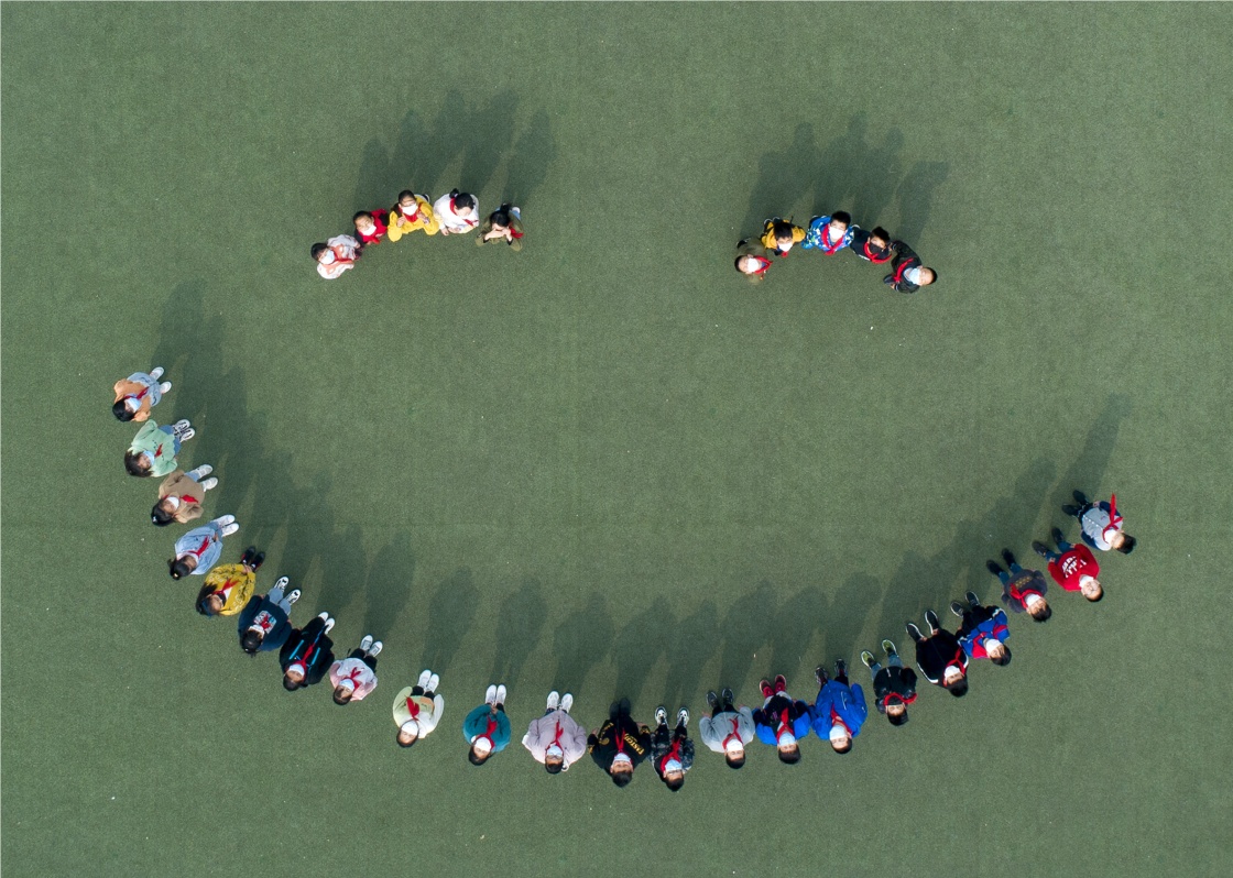 5月8日,江苏省泰州市大冯中心小学学生在操场上拼出笑脸图案(无人机