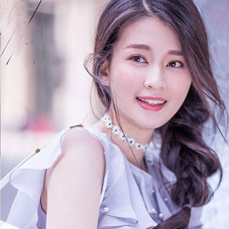 乖乖女乔欣登封面愈发美腻乔欣少女感长发发型