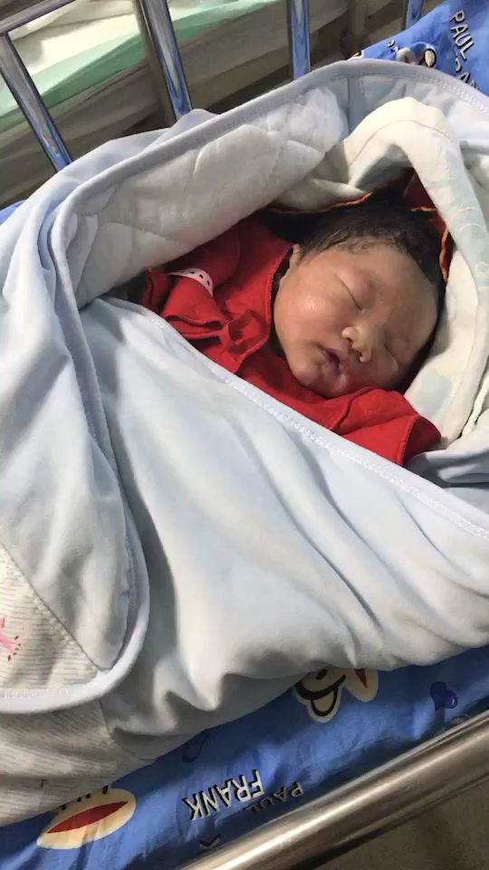 出生第一天的宝宝