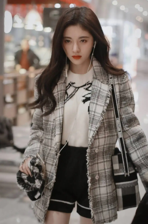 冬季穿搭还得看鞠婧祎,穿的少但不能,超高回头率!