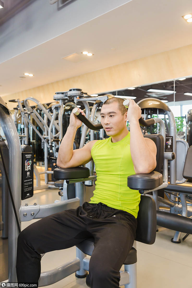 健身房强壮男人力量训练