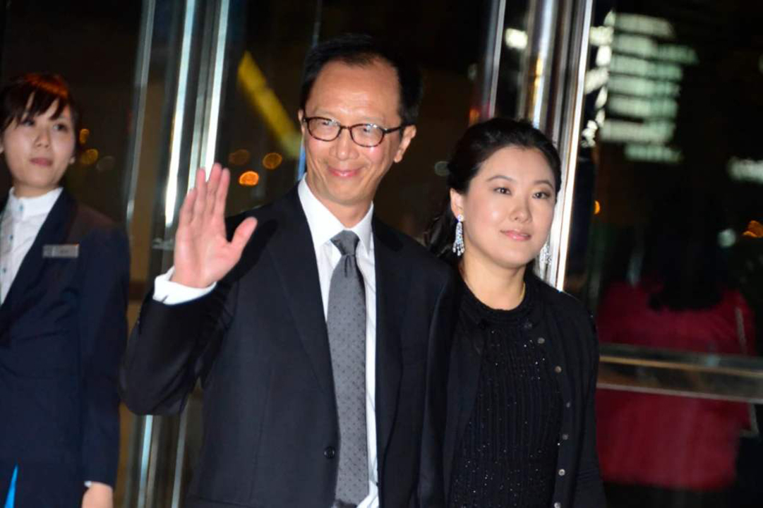 原创41岁"水上皇后"伏明霞,被70岁老公宠成一朵花,6年3娃好幸福