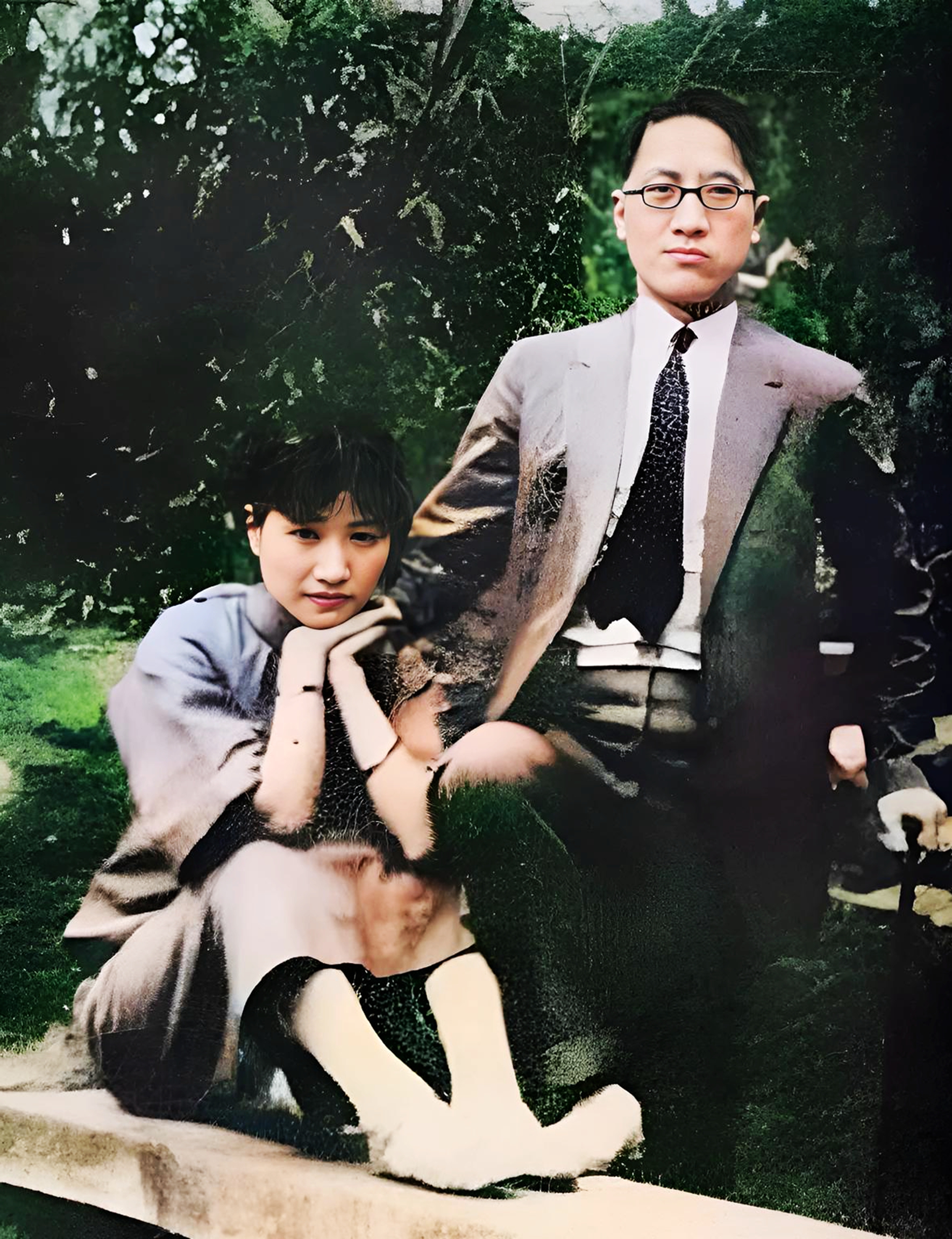 这张老照片是出国旅游拍的,照片是陆小曼和老公徐志摩!