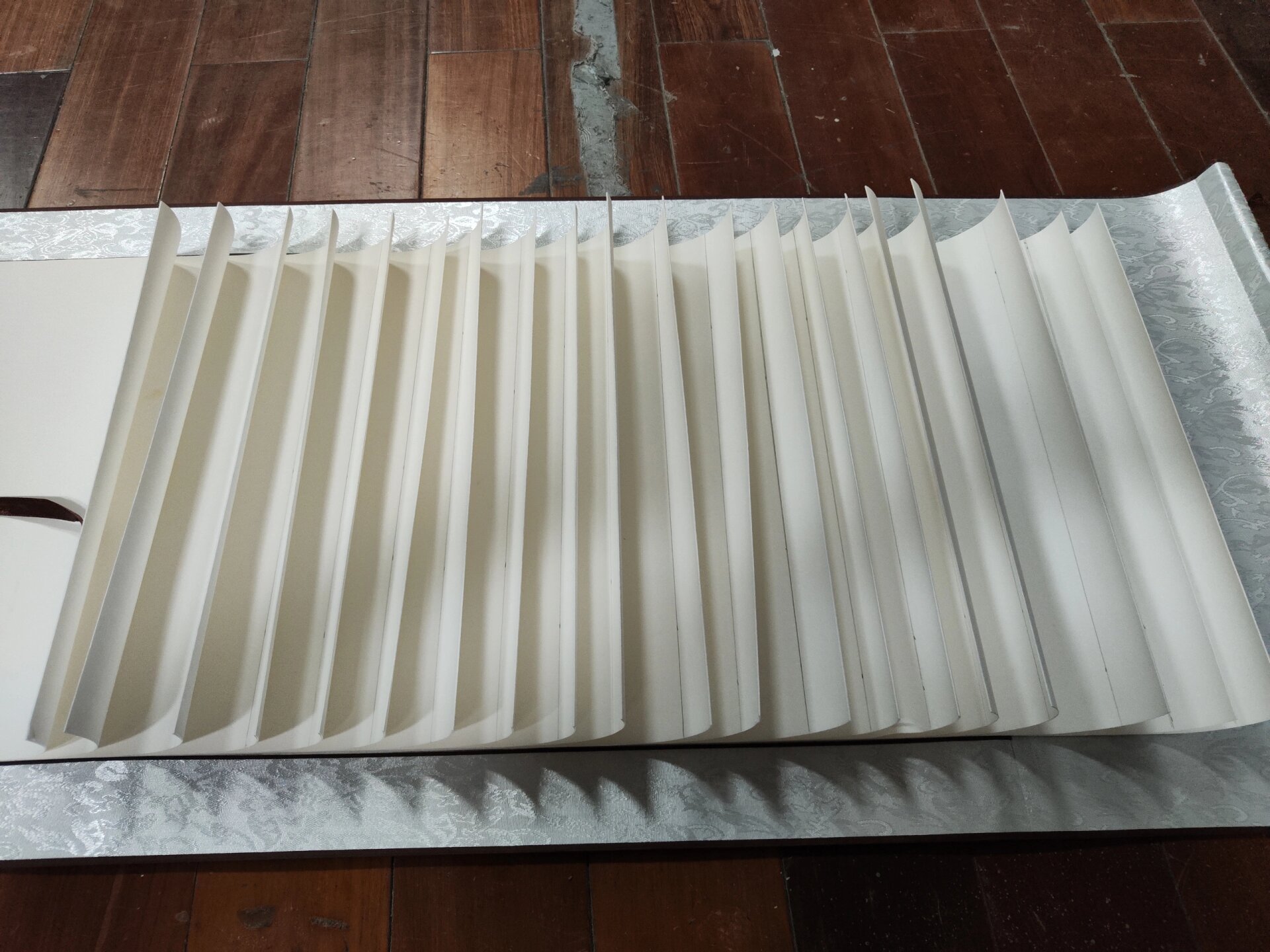 龙鳞装,是中国古代图书的一种装帧形式之一 , 亦称" 旋风装"