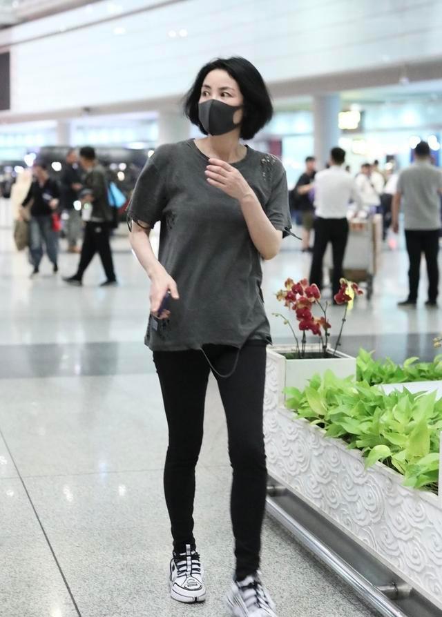 原创王菲打扮真随性衣服上破挺多洞也能穿身材纤细真让人羡慕