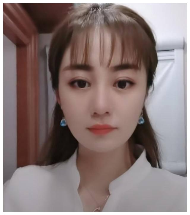 31岁王小蒙卖惨式炫富自嘲活不起的样现实中与角色反差大