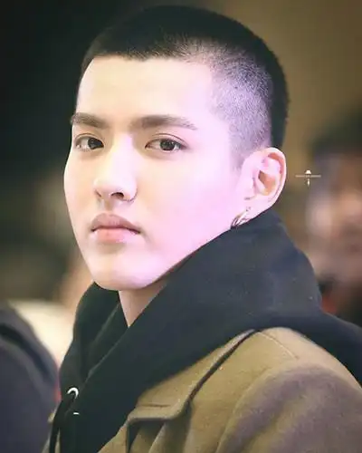 吴亦凡寸头发型 word天!还是辣么帅