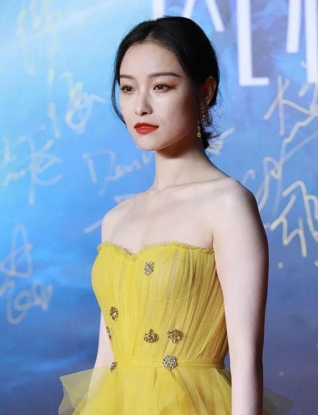 倪妮礼服优雅美照,魅力迷人!