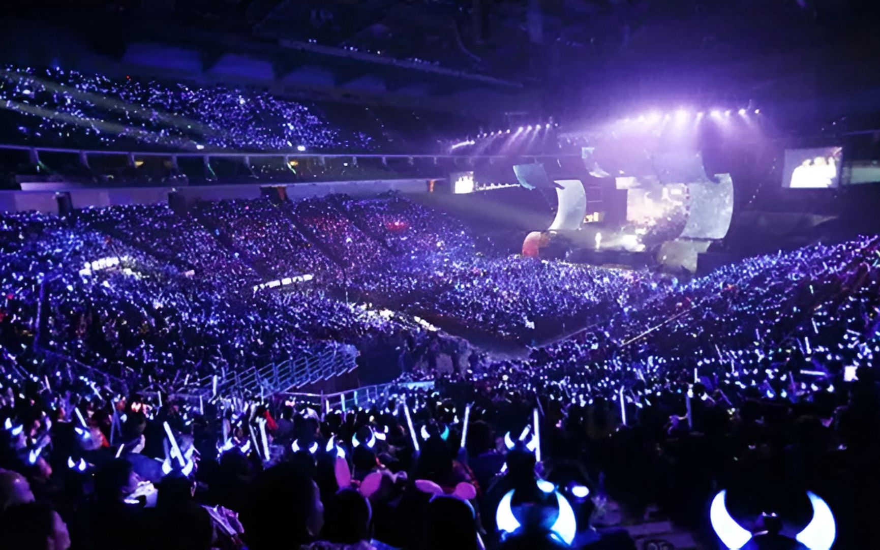 平时混的个过气歌手,开演唱会却是人山人海,网友:一票难求啊!