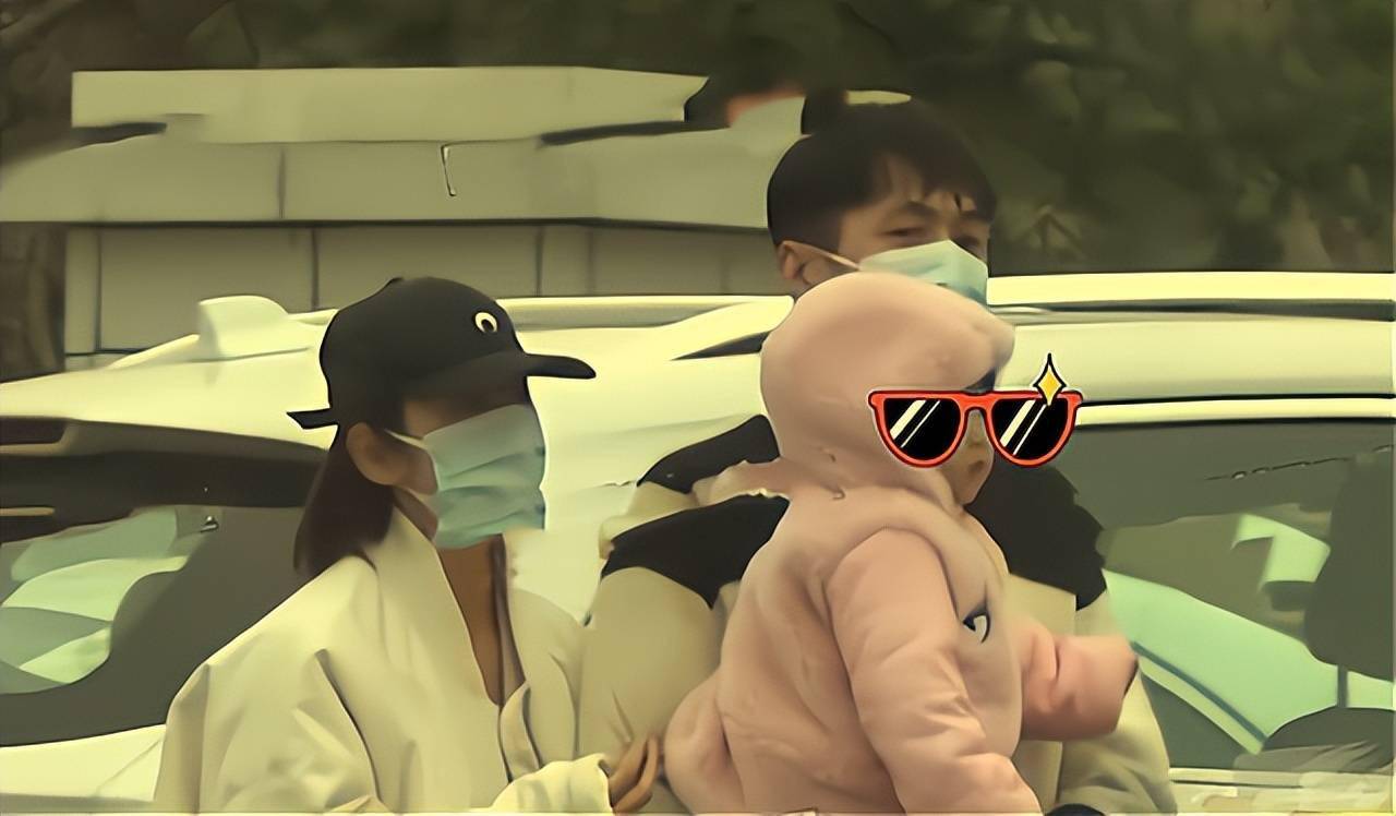一家三口被偶遇张若昀抱着女儿女儿侧颜很美